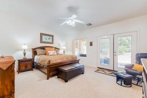 een slaapkamer met een bed en een plafondventilator bij Golf Paradise at Mission Lakes in Desert Hot Springs