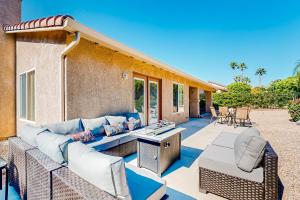 een patio met een bank, stoelen en een tafel bij Golf Paradise at Mission Lakes in Desert Hot Springs