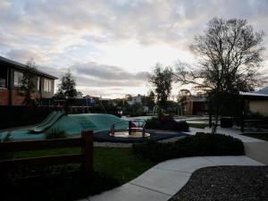 - une aire de jeux avec toboggan dans la cour dans l'établissement Old Koondrook Bakery, à Koondrook