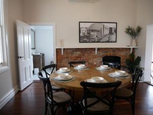 - une salle à manger avec une table et des chaises en bois dans l'établissement Old Koondrook Bakery, à Koondrook