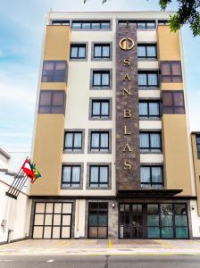 - un bâtiment avec un panneau d'hôtel dans l'établissement Hotel San Blas, à Lima