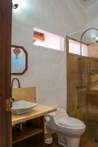 łazienka z toaletą i umywalką w obiekcie Hotel Casa El Mandarino By MH w mieście Barichara