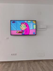un televisor en una pared en una habitación blanca en Min 26 en Caleta de Fuste