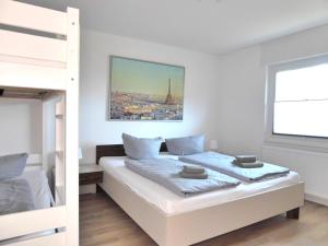 1 dormitorio con 1 cama y 1 litera en Paris Winterberg Ferienwohnung 6 Pers WiFi in City near Lift en Winterberg