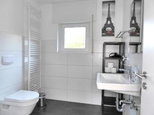 Koupelna v ubytování Paris Winterberg Ferienwohnung 6 Pers WiFi in City near Lift + 11 fotografií