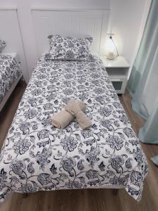 1 cama con edredón azul y blanco y almohada en Min 26 en Caleta de Fuste