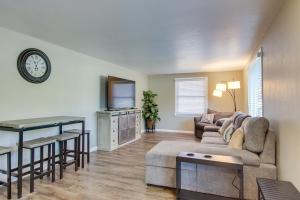 Green Bay Vacation Home Half Mi to Lambeau Field! في غرين باي: غرفة معيشة مع أريكة وطاولة