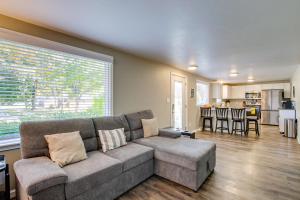 Green Bay Vacation Home Half Mi to Lambeau Field! في غرين باي: غرفة معيشة مع أريكة ومطبخ