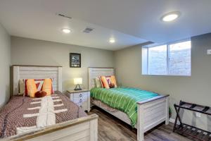 綠灣的住宿－Green Bay Vacation Home Half Mi to Lambeau Field!，一间卧室设有两张床和窗户。