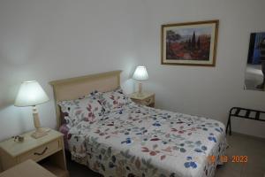 - une chambre avec un lit, deux tables et deux lampes dans l'établissement Pipí Cucú - Apartamentos Completos, à Crespo