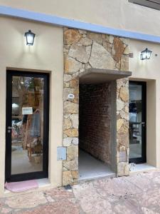 una tienda con dos ventanas y una pared de ladrillo en Pipí Cucú - Apartamentos Completos en 