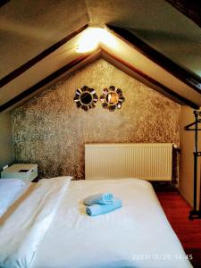 1 dormitorio con 1 cama con 2 relojes en la pared en CASTEL RESIDENCE, en Brasov