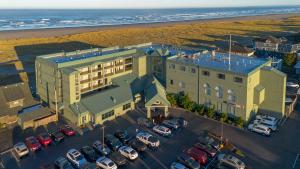 una vista aérea de un edificio situado junto a la playa en Best Western Plus Ocean View Resort en Seaside