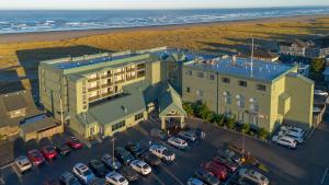 una vista aérea de un edificio situado junto a la playa en Best Western Plus Ocean View Resort, en Seaside