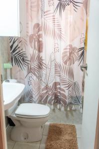 a bathroom with a toilet and a shower curtain at habitación en Alicante, Benalua in Alicante