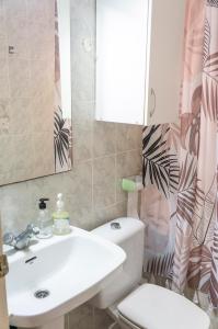 habitación en Alicante, Benalua في أليكانتي: حمام مع حوض ومرحاض ومرآة