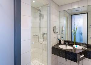 Essential by Dorint Basel City的一间浴室