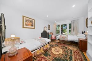 a bedroom with two beds and a table at Berdea in Leura