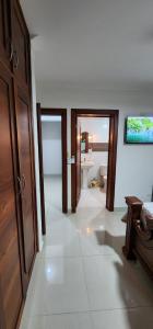 um quarto com duas portas e um quarto com casa de banho em You deserve a comfortable stay! em Santiago de los Caballeros