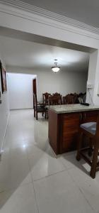 uma sala de estar com uma mesa e algumas cadeiras em You deserve a comfortable stay! em Santiago de los Caballeros