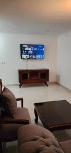 You deserve a comfortable stay! في سانتياغو دي لوس كاباليروس: غرفة معيشة مع أريكة وتلفزيون بشاشة مسطحة