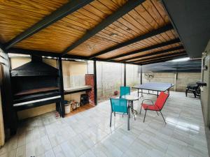 a patio with a table and chairs and a piano at Casa Aislada Peñaflor-Malloco 3 dorm 4 camas in Santiago