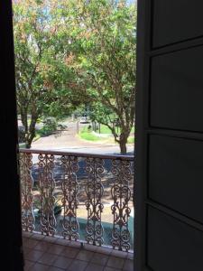 カンピーナスにあるEstaçõesの公園の景色を望むバルコニーへの開放ドア