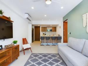 Predel za sedenje v nastanitvi Spacious and centrally apartment a few streets from the beach By Yeah