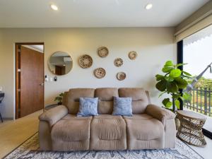 Predel za sedenje v nastanitvi Spacious and centrally apartment a few streets from the beach By Yeah