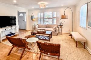 een woonkamer met een bank en een tv bij Sea La Vie in Virginia Beach