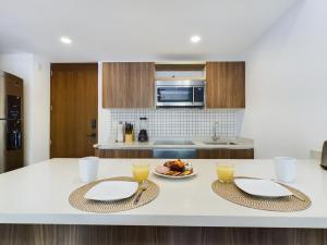 Kuhinja oz. manjša kuhinja v nastanitvi Spacious and centrally apartment a few streets from the beach By Yeah