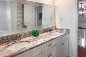 een badkamer met twee wastafels en een grote spiegel bij Sea La Vie in Virginia Beach +28 foto's