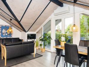 - une salle à manger avec une table et des chaises dans l'établissement 6 person holiday home in Aabenraa, à Åbenrå