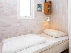 Łóżko w małym pokoju z oknem w obiekcie Three-Bedroom Holiday home in Lemvig 1 w mieście Lemvig