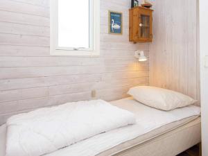 レムヴィーにある5 person holiday home in Lemvig-By Traumの窓のある小さな部屋のベッド