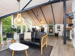 - un salon avec un canapé et une table dans l'établissement 6 person holiday home in Aabenraa, à Åbenrå