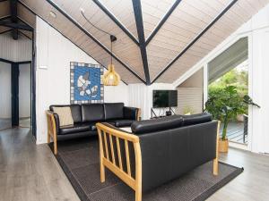 - un salon avec un canapé et une télévision dans l'établissement 6 person holiday home in Aabenraa, à Åbenrå