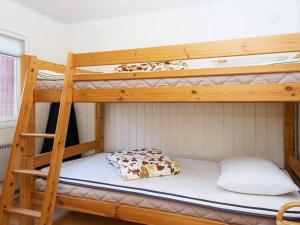 Holiday home Struer XII tesisinde bir ranza yatağı veya ranza yatakları