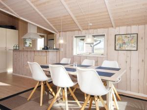 une salle à manger avec une table et des chaises blanches dans l'établissement Holiday home Lemvig XXVIII, à Lemvig