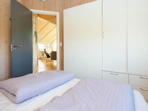 1 dormitorio con cama y armario en Holiday home Lemvig XXVIII, en Lemvig