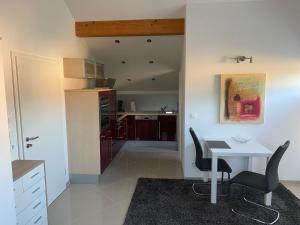 una cucina e una sala da pranzo con tavolo e sedie di balingen-apartments a Balingen