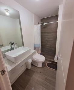 Phòng tắm tại Charming 2BR 2 Bath Apartment