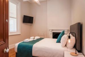 1 dormitorio con 1 cama con toallas en Barossa Brauhaus Hotel en Angaston