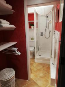 ein Bad mit einer Dusche und einem WC in der Unterkunft Michaelmas Cottage Upavon in Upavon
