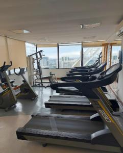 巴魯埃里的住宿－Hotel Alphaville Apto 703，健身房,配有各种跑步机和机器