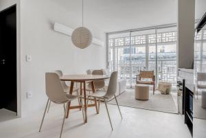 cocina y comedor con mesa y sillas en Tabas - Renata Edifício - Vila Buarque en São Paulo