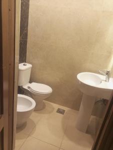 عمان الاردن الدوار الخامس في عمّان: حمام مع مرحاض ومغسلة