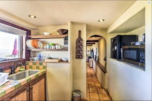 Dapur atau dapur kecil di Hacienda - Private Guest Studio