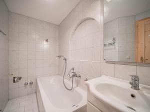 韦斯滕多夫Glonersbühelhof Top 4的带淋浴、水槽和浴缸的浴室