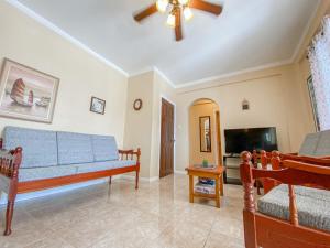 un soggiorno con divano blu e TV di Paradise Villa a Port Elizabeth